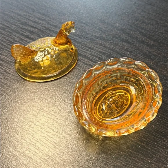 Vintage Miniature Honey Amber Glass Hen on Nest Salt Cellar Degenhart USA - Picture 10 of 11